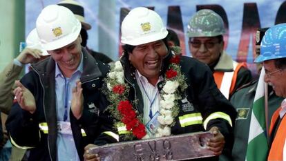 O presidente Evo Morales, com uma placa de chumbo no dia 10 de setembro em Potosí.