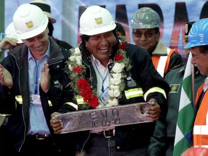 O presidente Evo Morales, com uma placa de chumbo no dia 10 de setembro em Potosí.