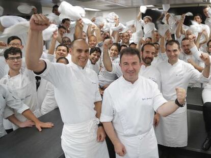 Martín Berasategui, en el centro, celebra junto a su equipo del restaurante de Lasarte-Oria sus 40 años como cocinero.