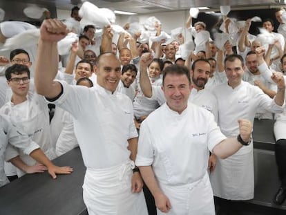 Martín Berasategui, en el centro, celebra junto a su equipo del restaurante de Lasarte-Oria sus 40 años como cocinero.