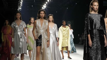 Varias modelos lucen algunas de las creaciones de la firma Ángel Schlesser, en la 72ª Mercedes-Benz Fashion Week Madrid, celebrada en septiembre de 2020.