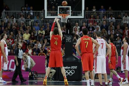 Pau Gasol lanza un tiro libre.