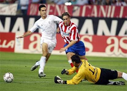 Fernando Torres intenta desbordar a Roa en presencia de Pablo.