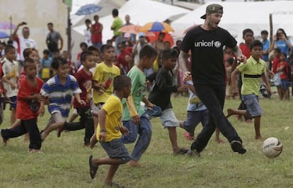David Beckham jugando con niños de las Filipinas.