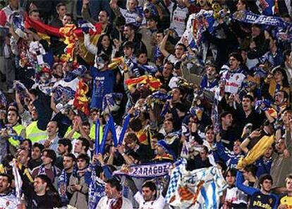 La afición del Zaragoza celebra en la grada el triunfo de su equipo.