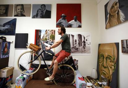 Manu Campa en su estudio. Colecciona bicicletas desde 2007, cuando empezó con una holandesa. Actualmente tiene siete bicis, una de ellas con un sillín de más de cien años de la marca Rover