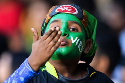 Un seguidor de críquet lanza un beso durante un partido entre los Royal Challengers Bangalore y Delhi Capitals en el Estadio M. Chinnaswamy de Bangalore (India), el 7 de abril de 2019.