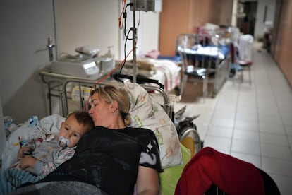 Elena, de 41 años, junto a su hijo David, de 2, han sido trasladados como muchos otros pacientes a uno de los sótanos del hospital pediátrico Okhmatdyt en Kiev, el más grande para niños de Ucrania.                       