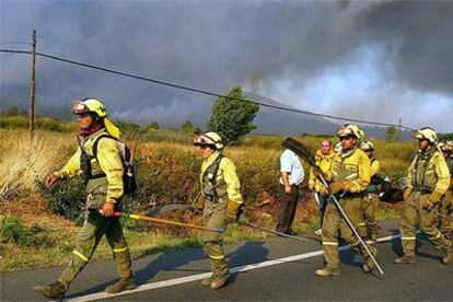 Una brigada forestal de Daroca (Zaragoza) se dirige hacia un incendio en Verín (Ourense) el pasado 20 de agosto.
