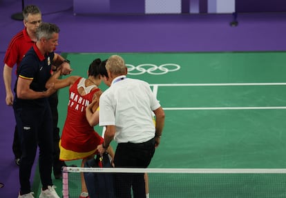 Personal sanitario y el equipo técnico ayudan a Carolina Martín en la pista del estadio parisino La Chapelle.