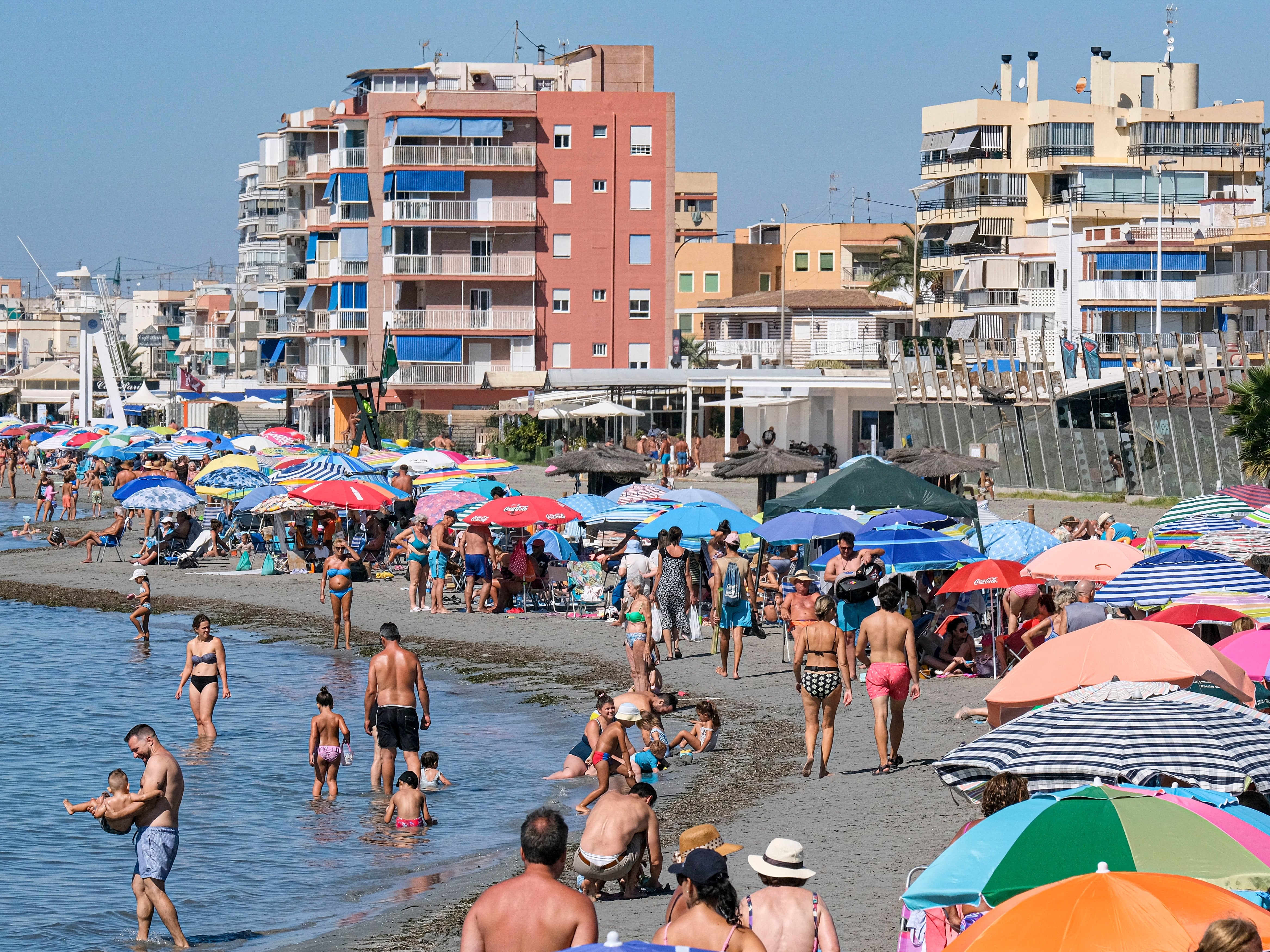 Turistas en la playa de Santa Pola (Alicante).
