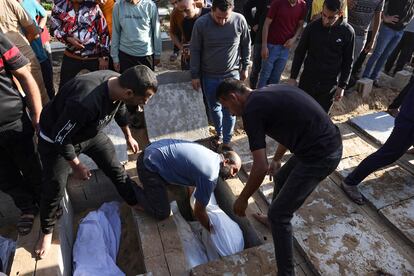 Palestinos entierran a los miembros de la familia Hijazi, fallecidos durante un ataque israelí, en una nueva sección construida en el cementerio de Rafah, este viernes en el sur de Gaza.