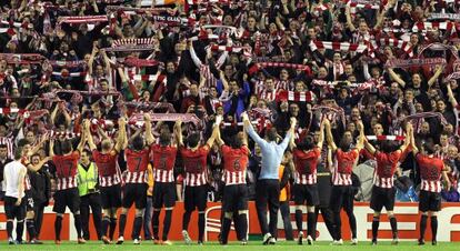 Futbolistas y aficionados del Athletic celebran la clasificación para la final de la Liga Europa.