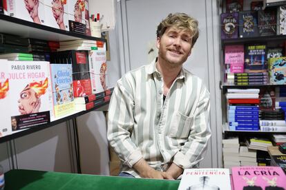 El actor Pablo Rivero en su firma en la Feria del Libro de Madrid el 2 de junio de 2023.
