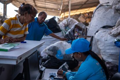 Recicladores entregan materiales a un centro de acopio en Barranquilla, Colombia, el 7 de febrero de 2023.