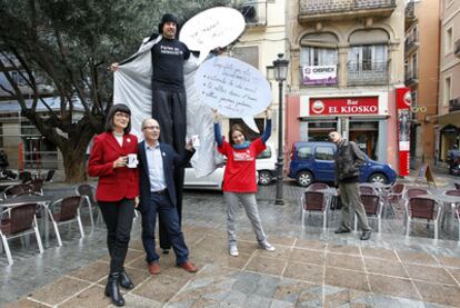 Dariana Grozna, técnica del programa de voluntariado, Vicent Moreno, presidente de Escola y dos actores.