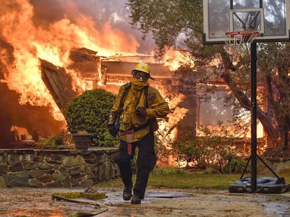 Um bombeiro no incêndio de Anaheim Hills, Califórnia, na segunda-feira.