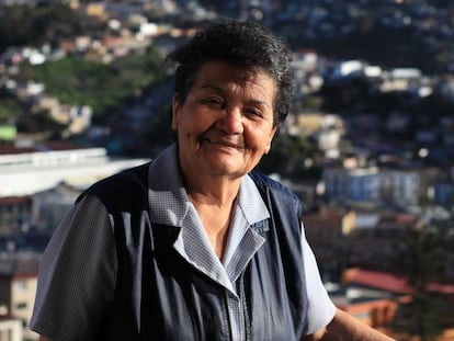 Sof&iacute;a Z&aacute;rate posa en el balc&oacute;n de su casa despu&eacute;s de pasar siete horas recorriendo los cerros para visitar a los ancianos que viven solos. 