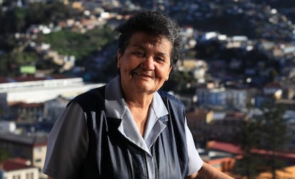 Sofía Zárate posa en el balcón de su casa después de pasar siete horas recorriendo los cerros para visitar a los ancianos que viven solos.