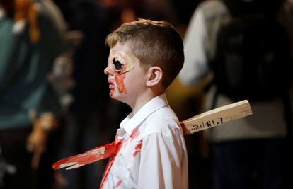 Un niño disfrado de zombi con una estaca atravesando su pecho, participa de la caminata zombie de Silver Spring, Maryland (EE.UU), el 29 de octubre. 