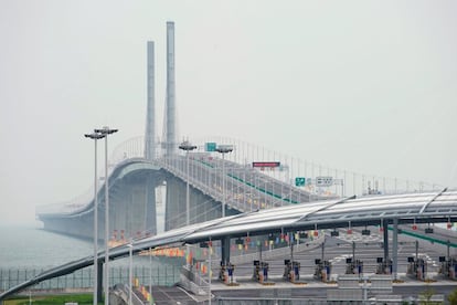 La nueva infraestructura incluye una carretera sobre el puente y un túnel subterráneo que une Zhuhai con la isla de Lantau, en Hong Kong, y Macao cruzando las aguas del delta del río de las Perlas. 