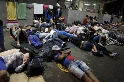 Los migrantes cubanos dormir en el suelo en un puesto fronterizo con Nicaragua en Peñas Blancas, Costa Rica.