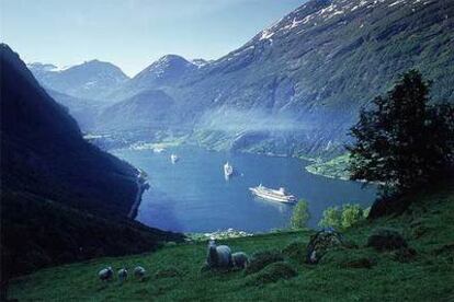 La entrada al Geiranger es uno de los momentos más emocionantes durante un crucero por los fiordos de Noruega.