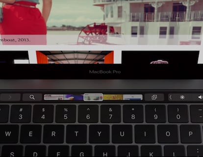 <p>Donde normalmente se encuentran las teclas funcionales, <a href="https://www.apple.com/es/">Apple </a>ha colocado en su MacBook Pro 2016 (entre 2.000 y 3.000 euros) la <a href="https://www.youtube.com/watch?v=WVPRkcczXCY">Touch Bar</a>: un panel táctil que se modifica dependiendo de la aplicación que aparezca en pantalla. En esta barra digital aparecerán los iconos de Enviar, Responder o Borrar si el usuario está redactando un correo o los famosos emoticonos si está escribiendo algún mensaje instantáneo. Si quiere visualizar fotografías, en la Touch Bar aparecerán una vista previa de las mismas. Además, incorpora lector de huellas, lo que permite realizar pagos seguros únicamente colocando el dedo índice sobre el panel.</p>