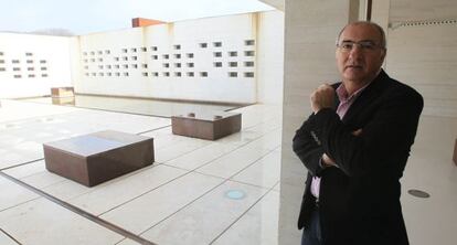 Antonio Vallejo junto al nuevo museo de Medina Azahara.