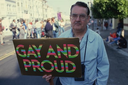 Durante la visita del Papa Juan Pablo II en San Francisco en 1987 este hombre salió a la calle para protestar contra las opiniones papales acerca de la homosexualidad. "Gay y orgulloso" puede leerse en su pancarta.