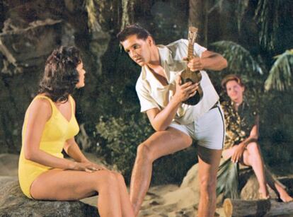 Los 'shorts' elásticos que luce Elvis Presley en 'Blue Hawaii' (1961) son todo un emblema de la cultura física americana 'pre-fitness'. Con banda lateral, recuerdan a un uniforme militar o universitario. Y remarcan uno de los atributos físicos más célebres del rey del rock & roll: sus caderas.