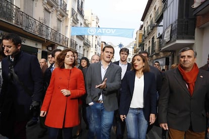 Albert Rivera con una pancarta del PP al fondo, durante su paseo por el centro de Guadalajara. 