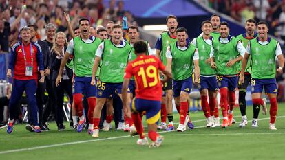 Lamine Yamal celebra con el banquillo español su gol frente a Francia.