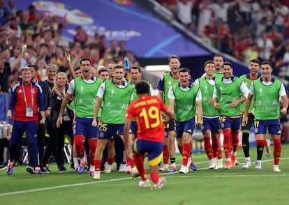 Lamine Yamal celebra con el banquillo español su gol frente a Francia.