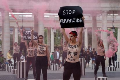 Varias activistas de la organización Femen protestan frente al Palais-Royal de París contra los feminicidios.