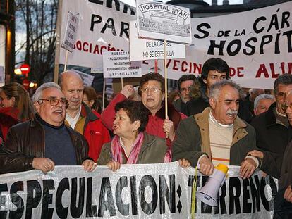 Protesta de vecinos de Carabanchel pidiendo un hospital en la antigua cárcel.