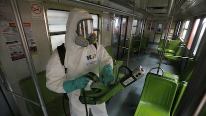 Personal de limpieza desinfecta un vagón de metro, este miércoles en Ciudad de México.