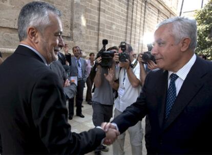 El presidente andaluz, José Antonio Griñán, a la izquierda, saluda a Javier Arenas, ayer en Sevilla.