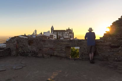 Contemplando el amanecer desde el castillo de Monsaraz, en el Alentejo (Portugal). 