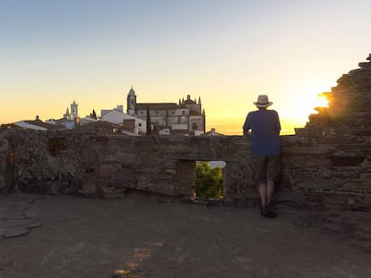 Contemplando el amanecer desde el castillo de Monsaraz, en el Alentejo (Portugal). 