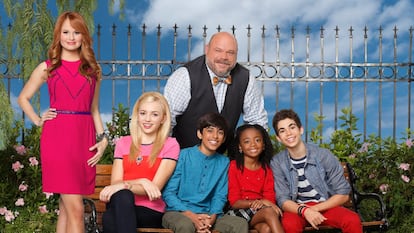 Cameron Boyce (a la derecha), junto a sus compañeros de reparto en la serie de Disney 'Jessie'.