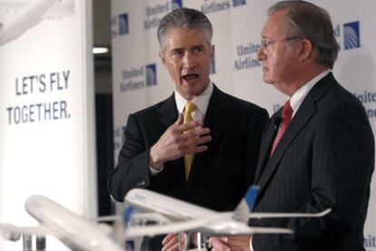 Jeff Smisek, presidente de Continental, a la izquierda, con Glenn Tilton, presidente de UAL, ayer.