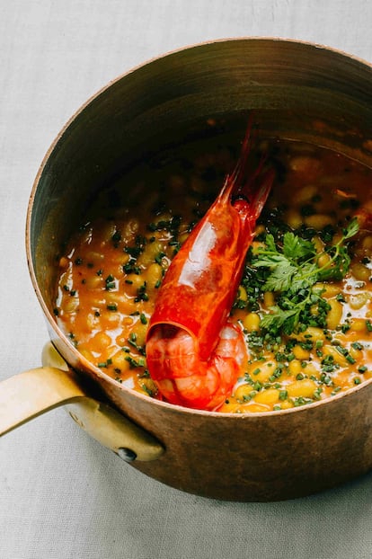 Navajas de buceo, calamar de anzuelo o verdina con carabineros son algunos de los platos que aparecen hoy en El mercado, la nueva y dinámica carta del restaurante Tatel Madrid (paseo de la Castellana, 36) que apuesta por los productos más frescos del día y que cambia a diario en función de la mejores materias primas de temporada.