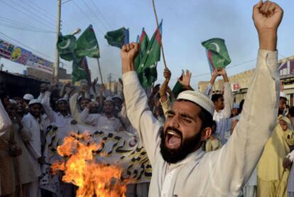 Islamistas pakistaníes lanzan proclamas contra Estados Unidos el pasado marzo en la ciudad de Multan.