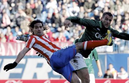 Falcao, del Atlético, disputa un balón con Amaya, del Betis.