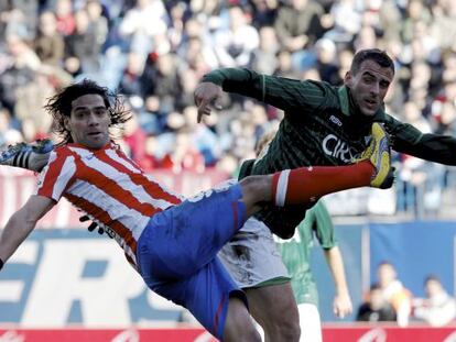 Falcao, del Atlético, disputa un balón con Amaya, del Betis.