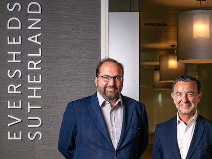 De izquierda a derecha: Jacobo Martínez, socio director de Eversheds Sutherland en España, y Óscar Báscones.