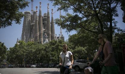 Diversos vianants, amb la Sagrada Família al fons.