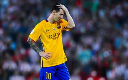 Messi se lamenta durante el partido.