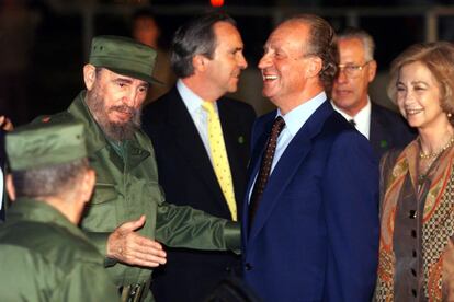 IX Cumbre Iberoamericana de La Habana del 15 de noviembre de 1999. El rey Juan Carlos recibido en el aeropuerto por Fidel Castro a su llegada a la capital cubana, y a la derecha la reina Sofía.